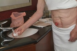 Navlhčete si několik měkkých gáz/textilií ve vlažné vodě.