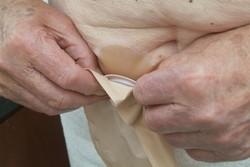 Zkontrolujte prsty spojení po celém obvodu a ujistěte se, že sáček bezpečně připevněn k podložce.