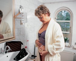 Odstraňte váš stomický sáček a očistěte pokožku.