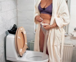 Odstraňte sáček a očistěte stomii vlažnou vodou a jemným ubrouskem nebo rouškou.