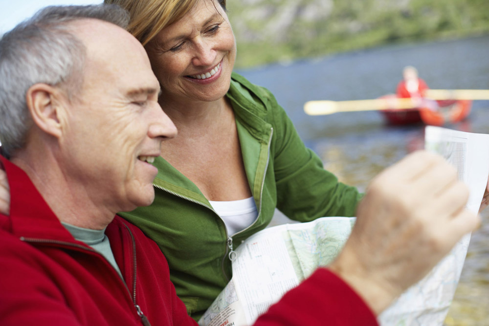 Manželé plánují na mapě trasu výletu