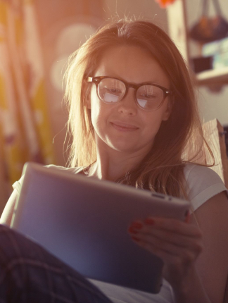 Žena sedící s tabletem v ruce