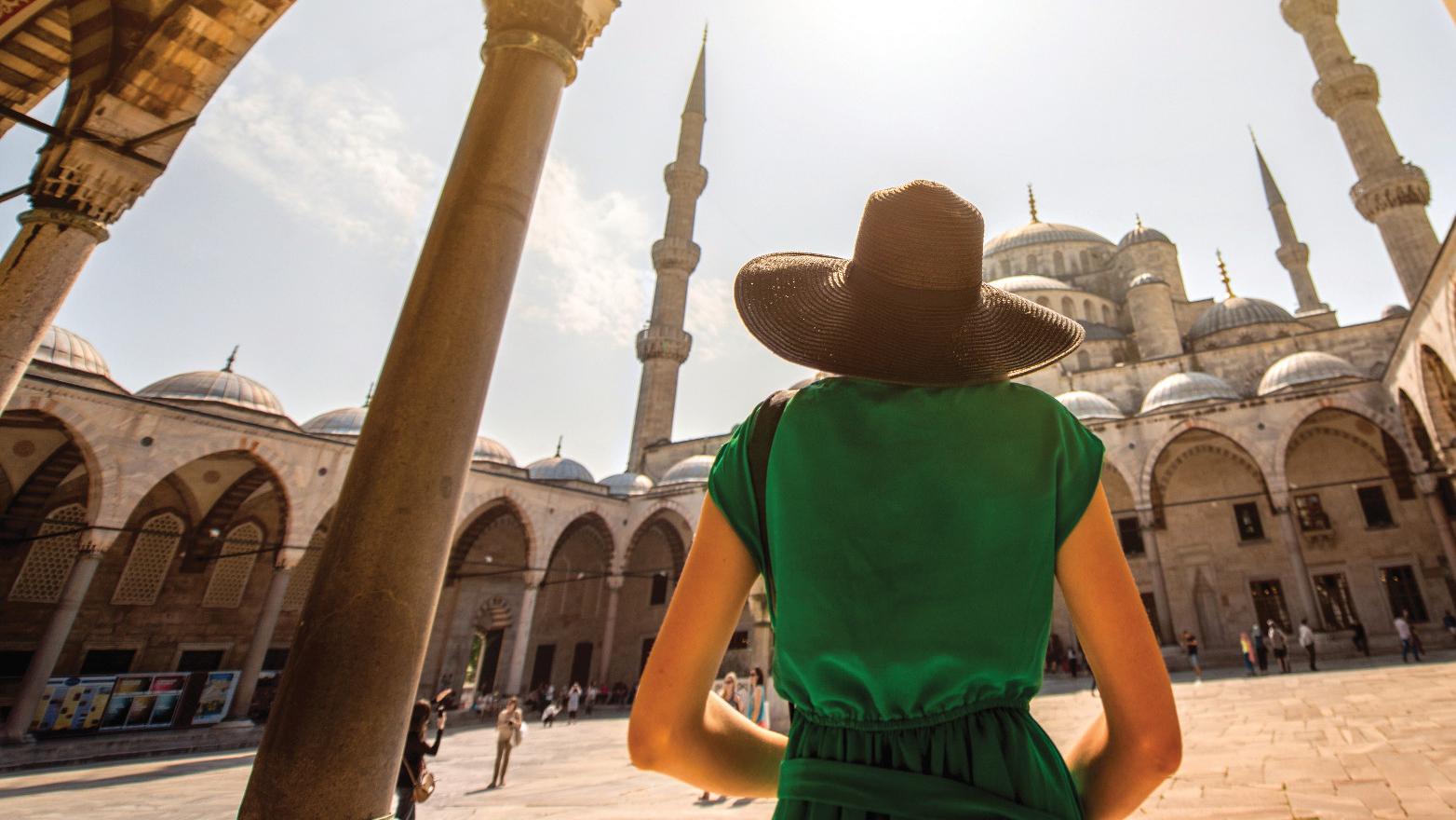 Žena v klobouku, která navštěvuje památky