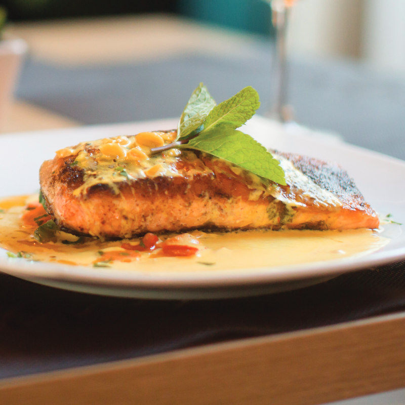 Grilovaná ryba na talíři