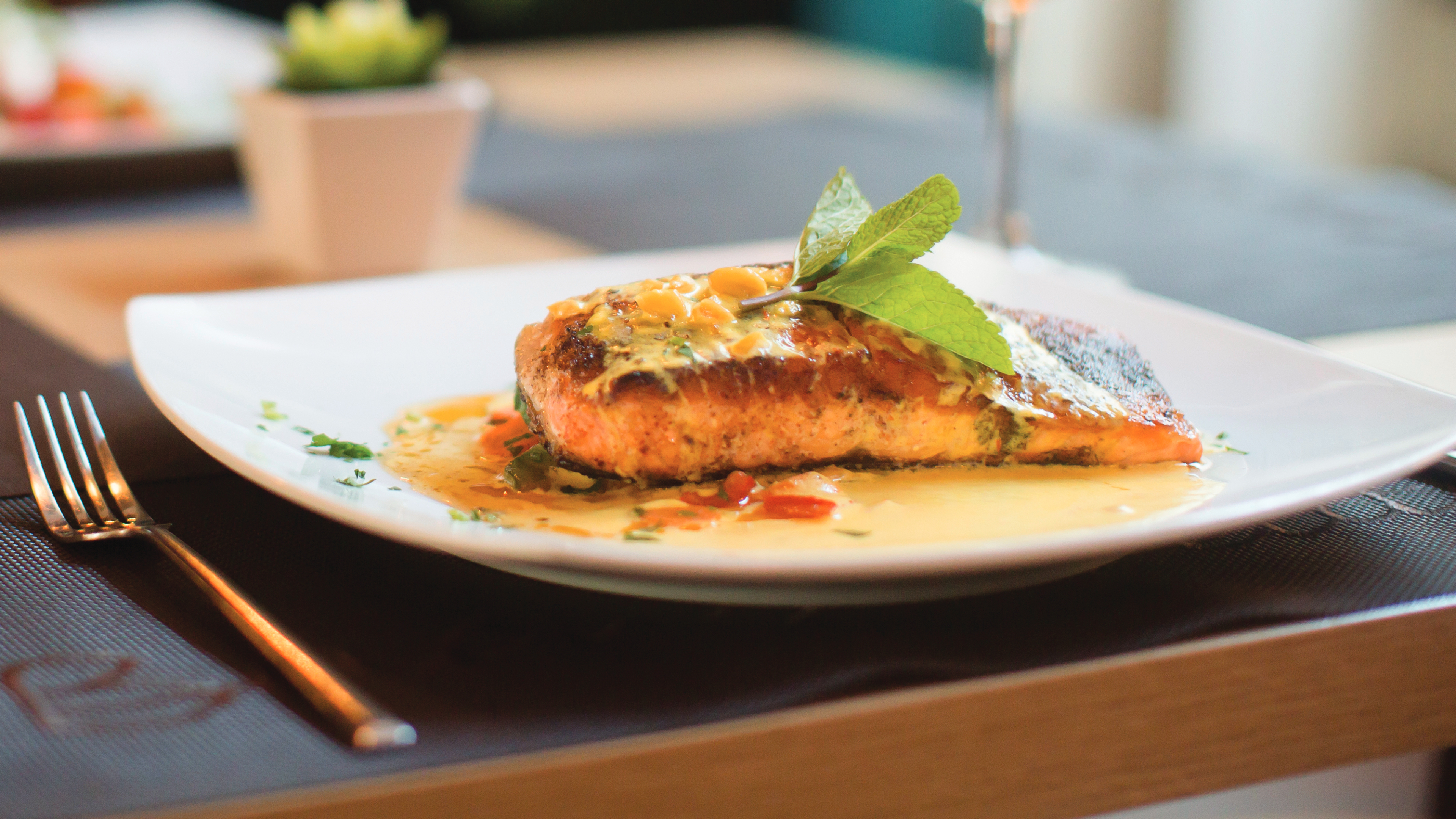 Grilovaná ryba na talíři