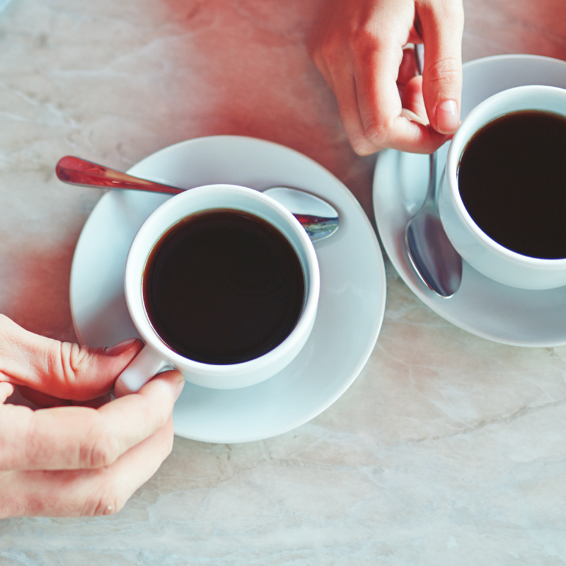 Dva šálky kávy na stole