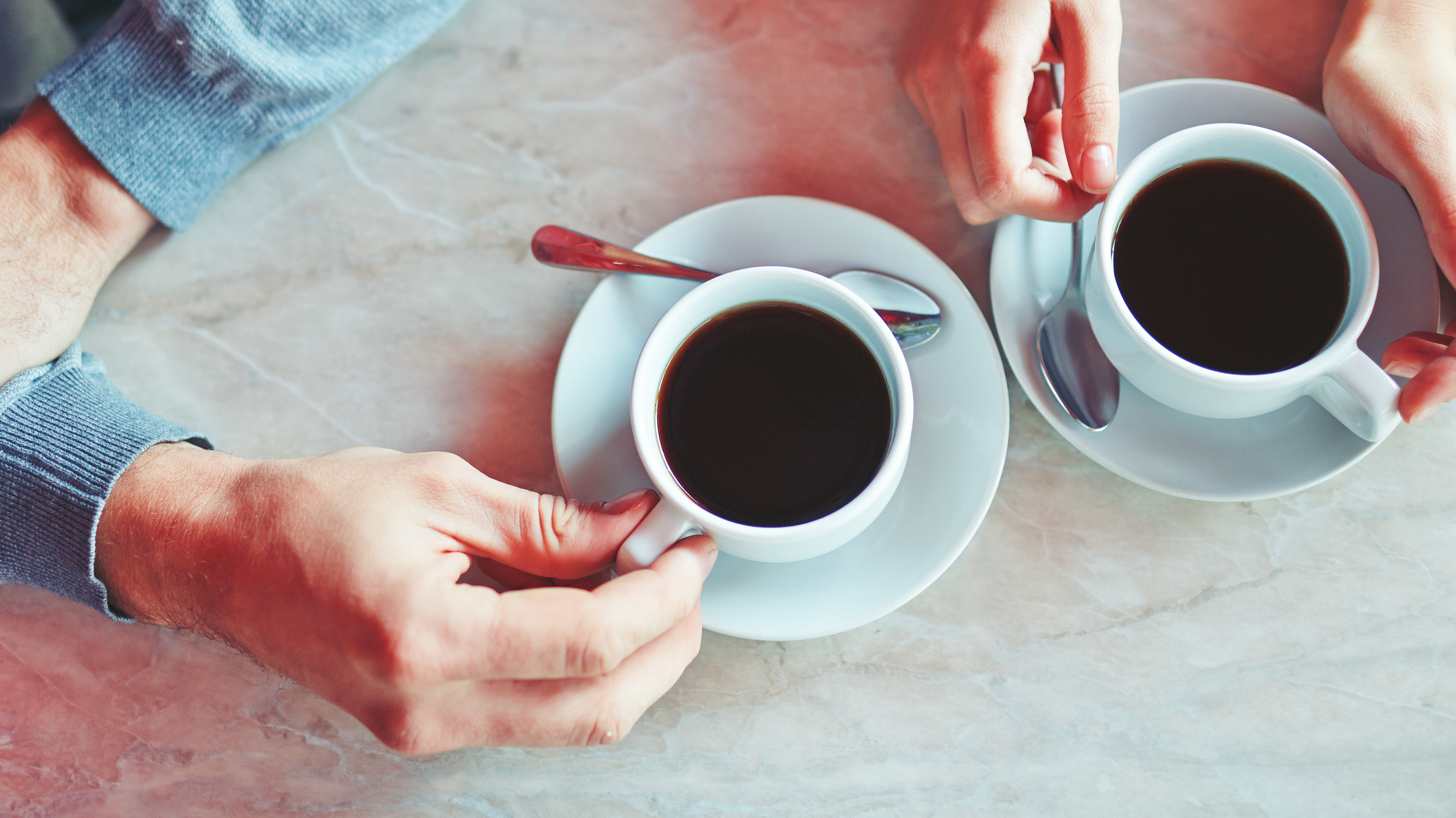 Dva šálky kávy na stole