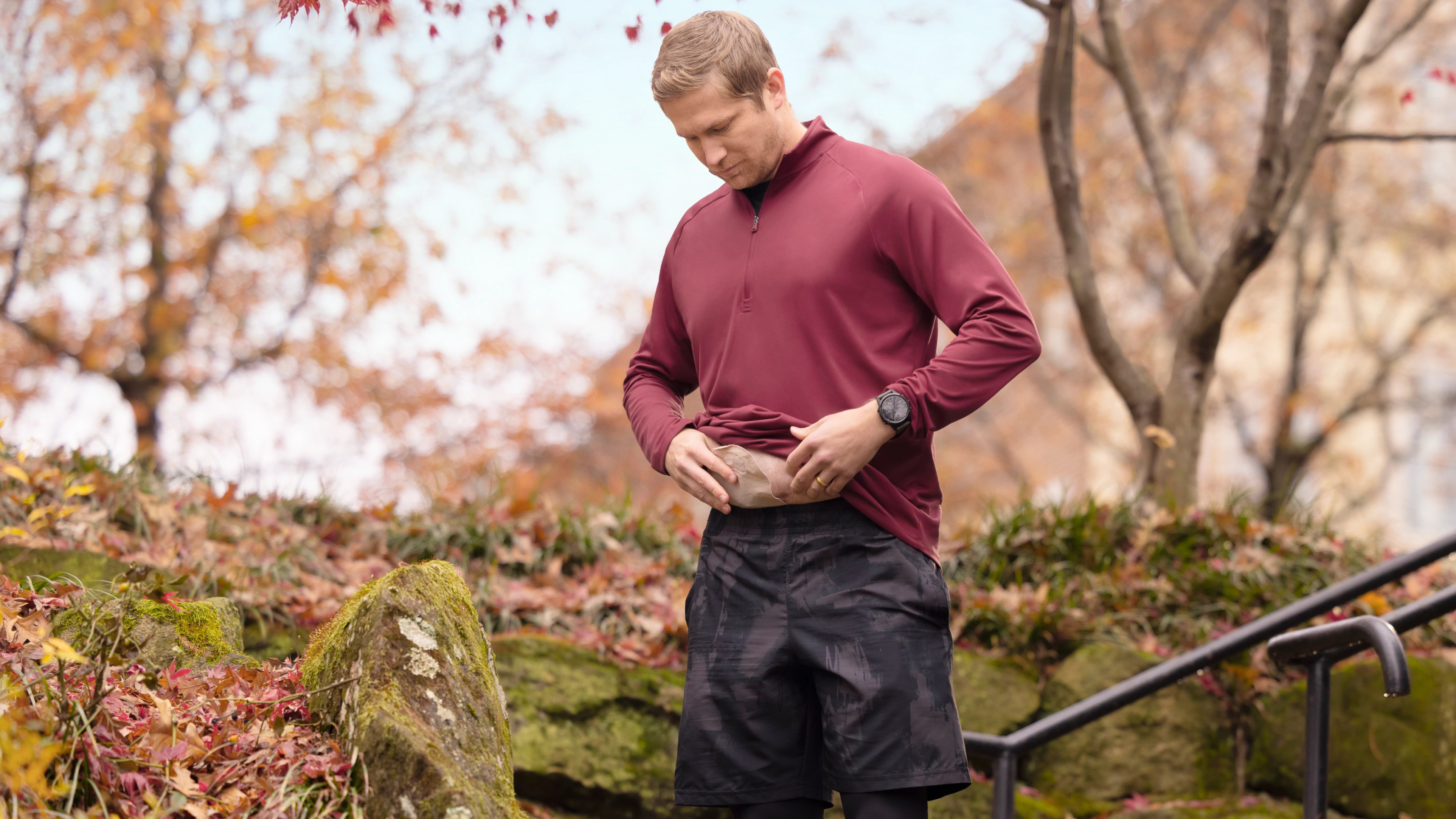 Muž, který kontroluje stomický sáček po sportovním výkonu