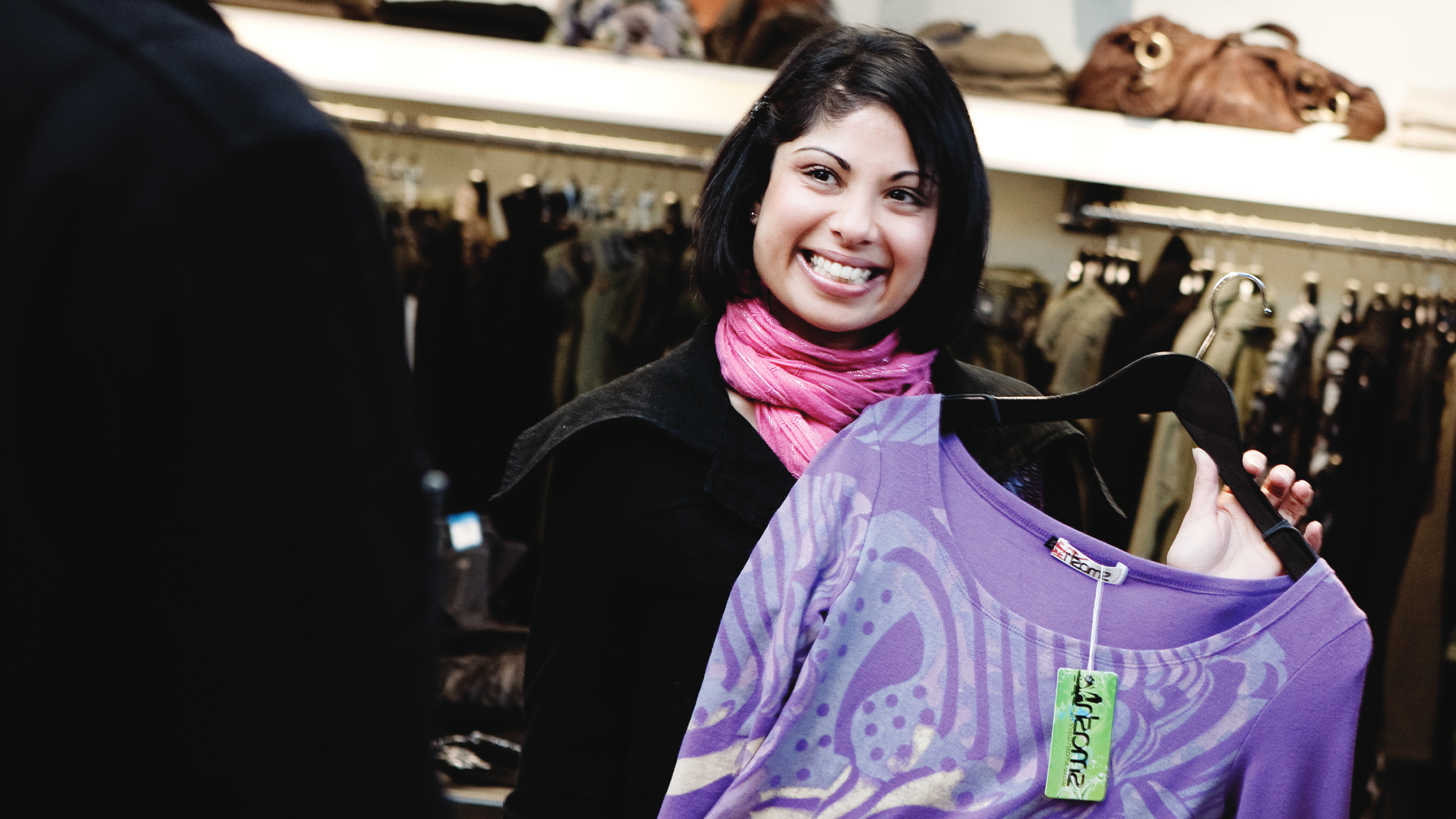 Žena vybírající oblečení v obchodě