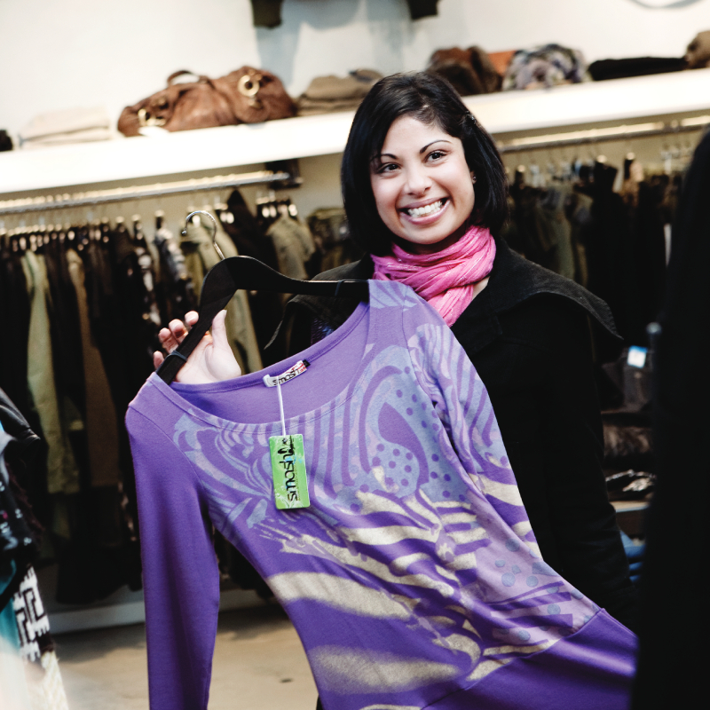 Žena vybírající oblečení v obchodě