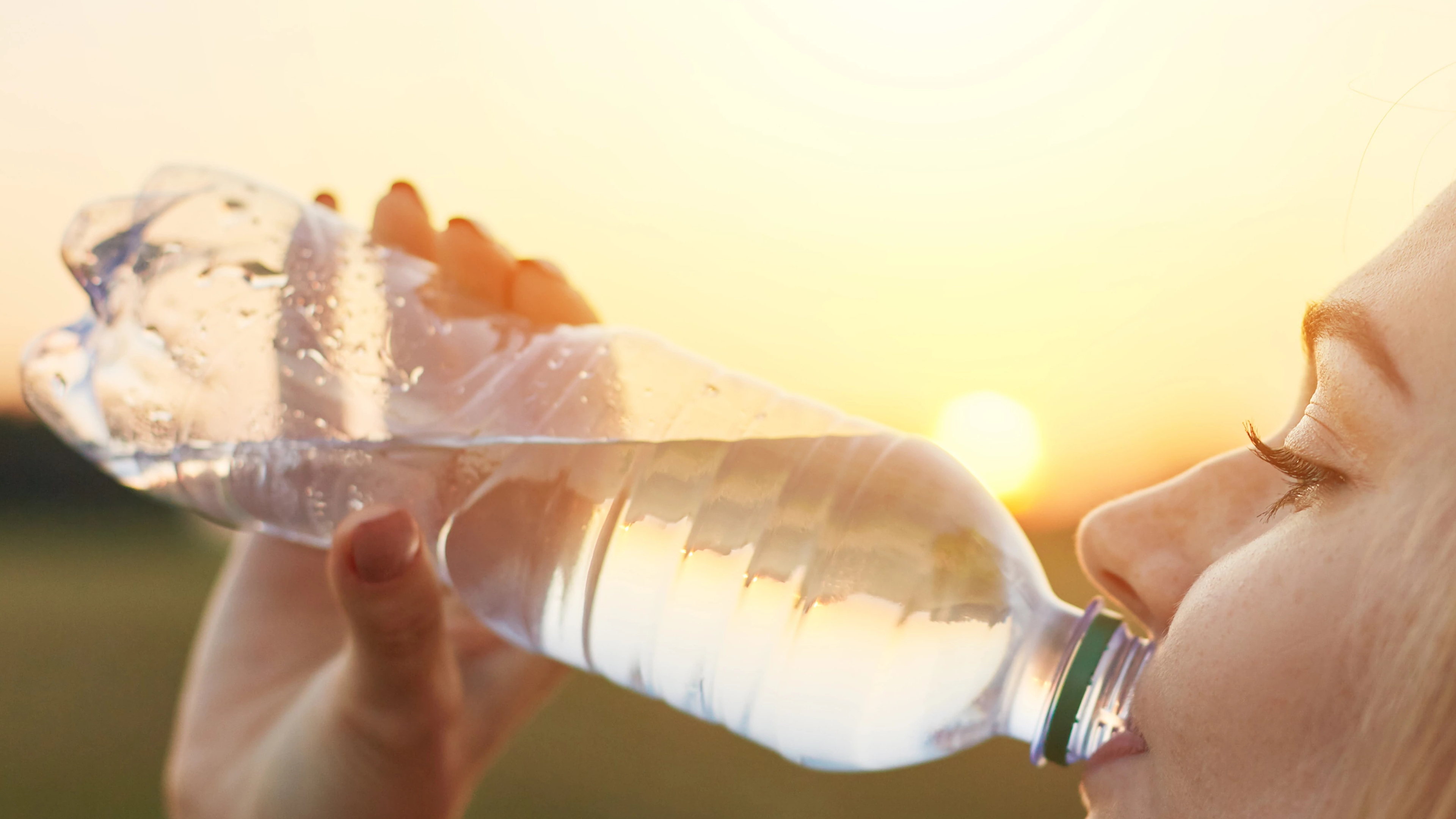 Mladá žena pijící vodu z plastové lahve