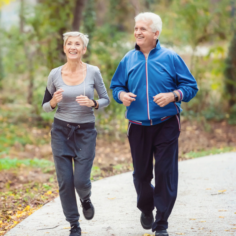 Manželský pár, který běží v parku