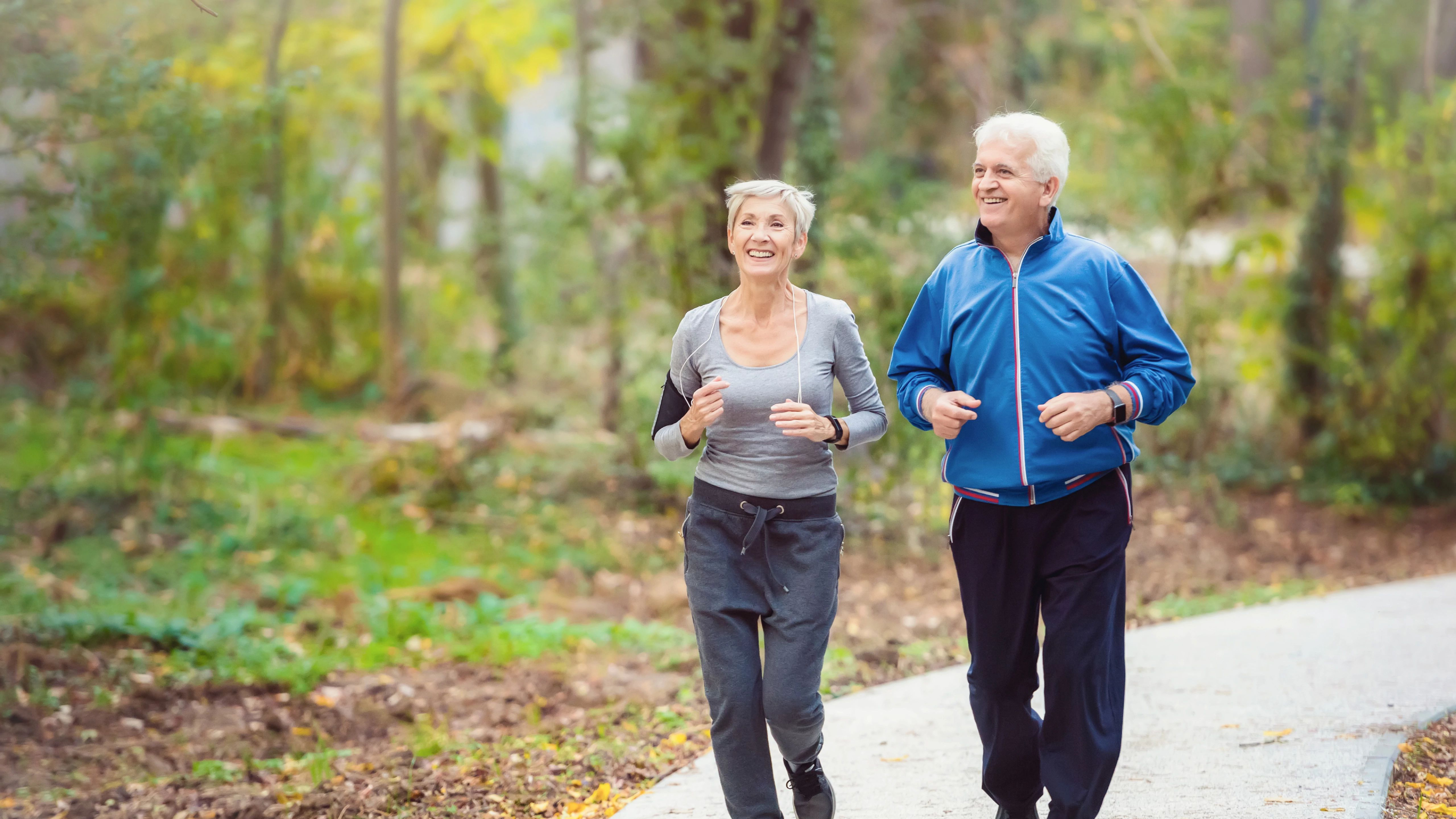 Manželský pár, který běží v parku