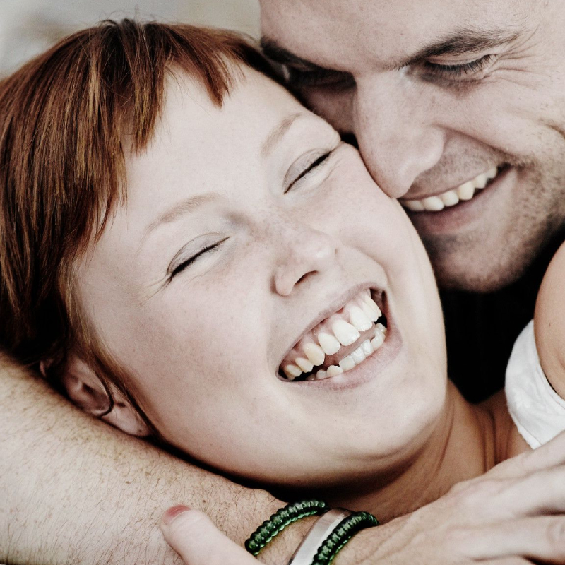 Objímající se pár