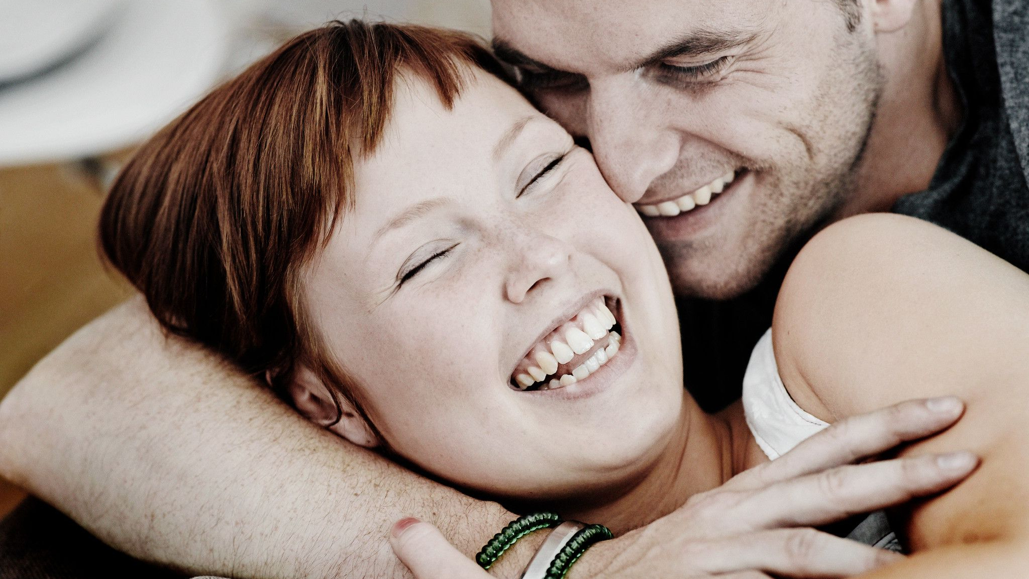 Objímající se pár