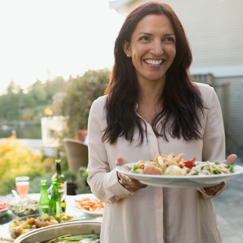Žena držící talíř plný zeleniny